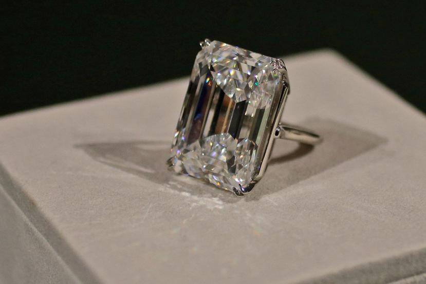 La piedra es el único diamante blanco cortado en el estilo clásico de una esmeralda y con la mayor clasificación de color y claridad y de más de 100 quilates que sale a subasta. (AP)