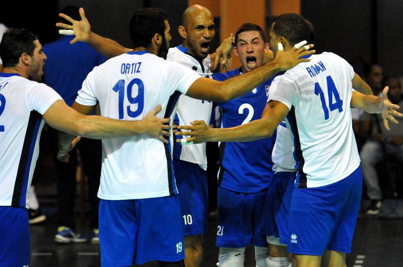 Ezequiel Cruz (de frente) celebra con sus compañeros de equipo luego de marcar un punto durante el desafío ante el combinado de Cuba. (Cortesía Confederación Norceca)
