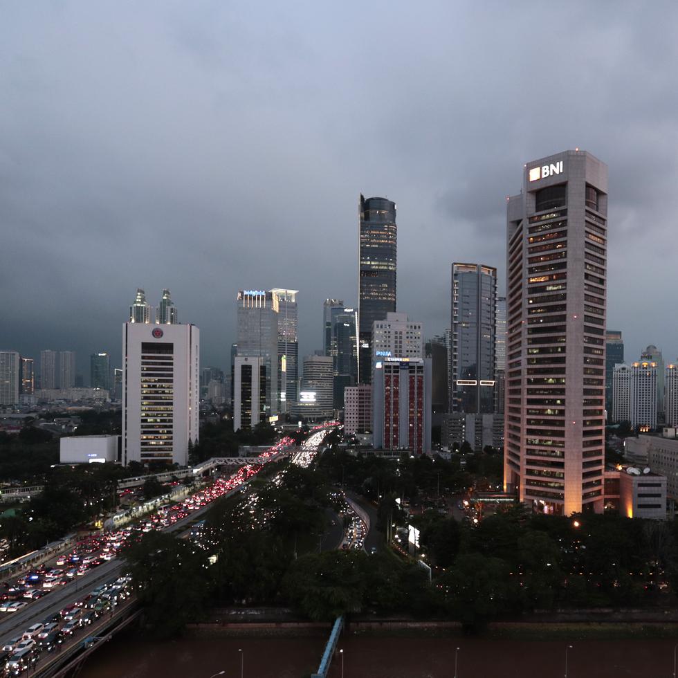 El distrito de negocios en el centro de Yakarta se ve al atardecer, en Indonesia.