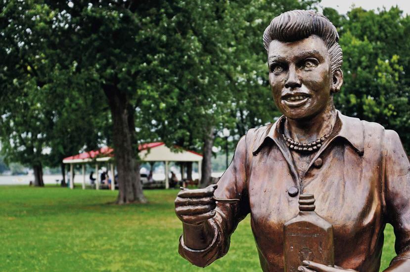 Los críticos acribillaron la estatua por sus ojos perturbadoramente abiertos y un rostro que incluso parecía de zombi. (AP)
