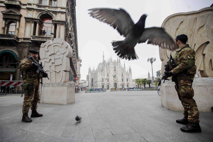 Soldados italianos montan guardia con la catedral gótica del Duomo visible al fondo, en Milán. (AP)