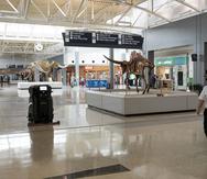 El robot Neo limpia el piso del Aeropuerto Internacional de Cincinnati.