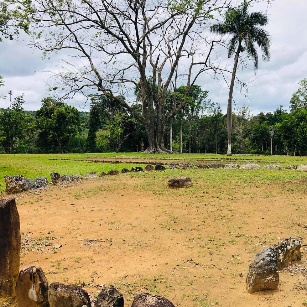 El parque indígena, consta de diez bateyes rodeados por una variedad de piedras con petroglifos.