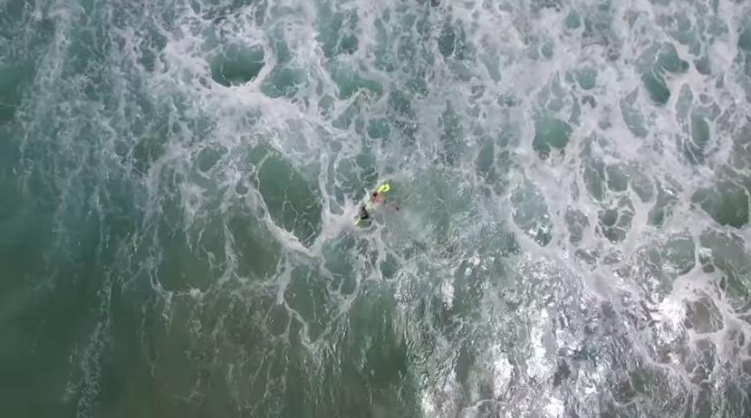 El dron tardó poco más de un minuto en recorrer 0.621 millas desde donde estaban situados los salvavidas para localizar a los nadadores. (NSW Government)