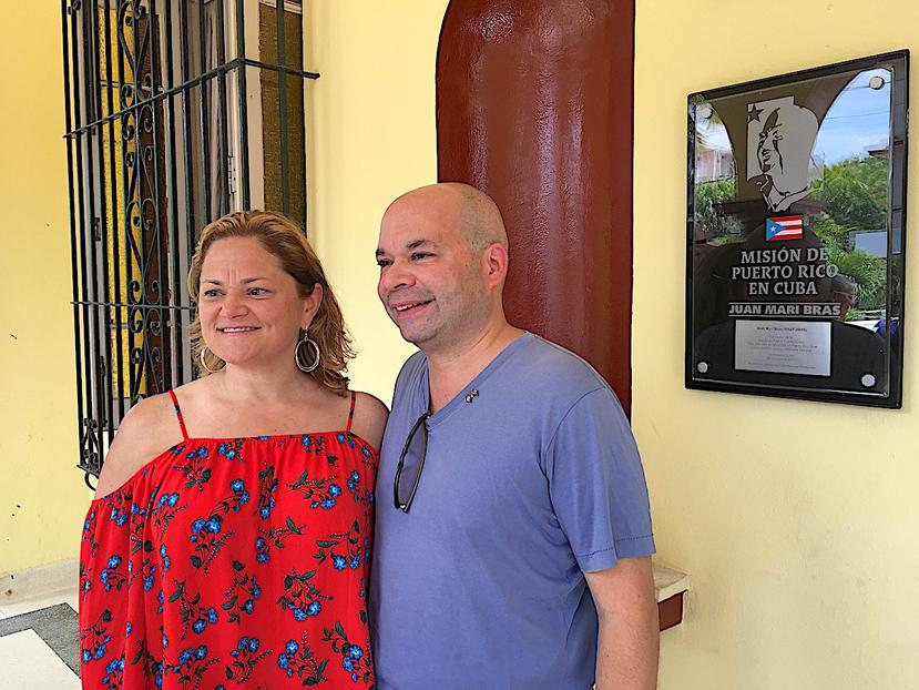 Melissa Mark-Viverito en la Misión de Puerto Rico en La Habana junto al activista puertorriqueño Wilfredo Labiosa. (Suministrada)