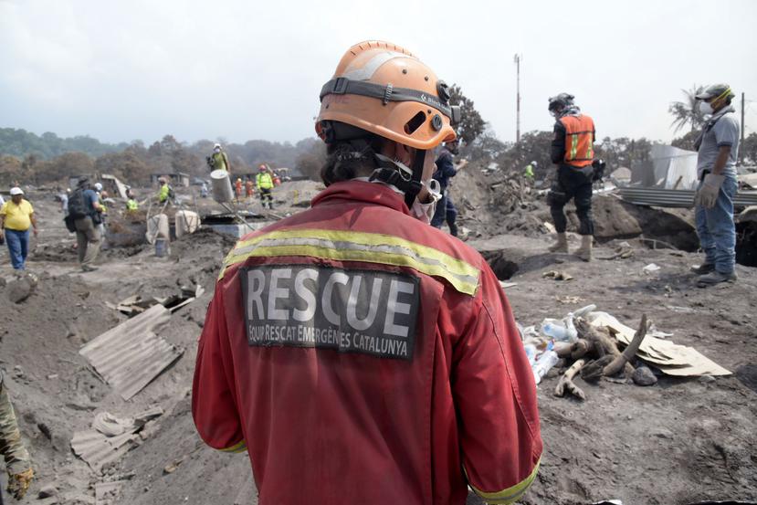 La violenta erupción del volcán de Fuego dejó también 186 viviendas, 1 carretera, 1 escuela y 2 puentes destruidos. (EFE)