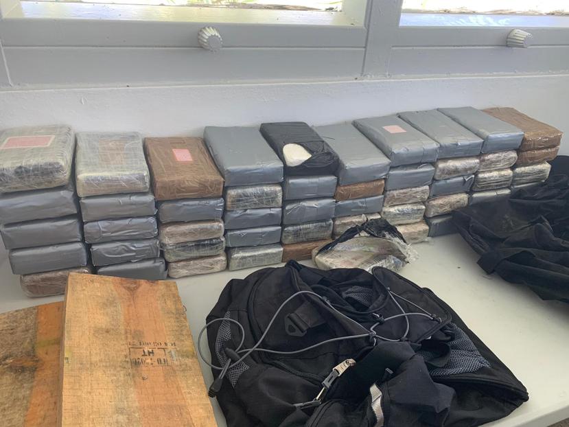 La foto muestra los paquetes que oficiales del DCR encontraron dentro de las cajas ubicadas en un almacén en la sección de seguridad mínima del complejo.