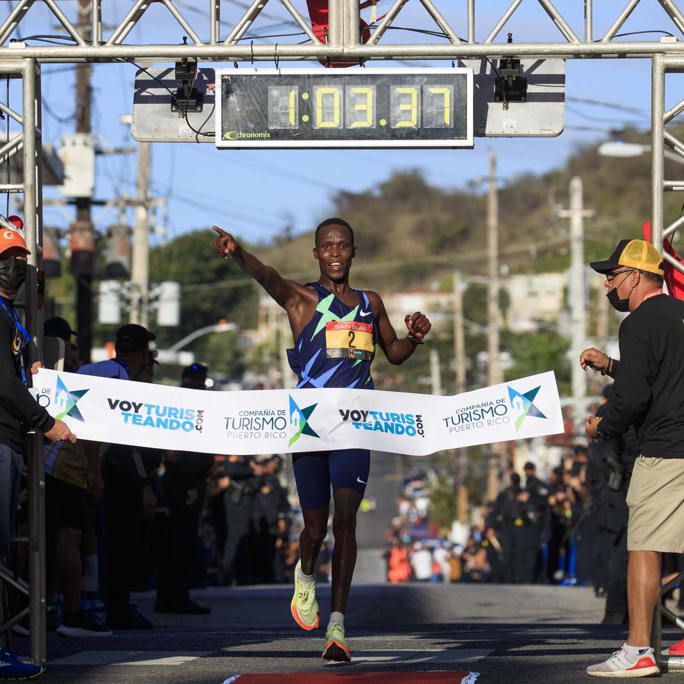 Bernard Ngeno ganó la carrera de 21.0975 kilómetros el año pasado en el 60 aniversario del San Blas en Coamo.