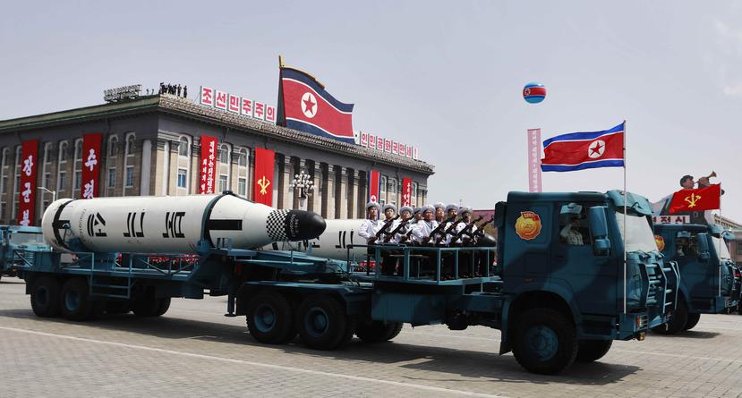 Vehículos militares de Corea del Norte cargan algunos de los misiles que han desarrollado. (EFE)