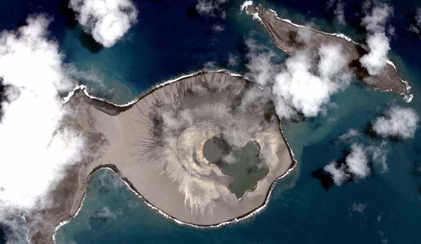 Hunga Tonga-Hunga Ha'apai es la primera isla en hacer erupción y persistir en la era de los satélites modernos. (NASA)