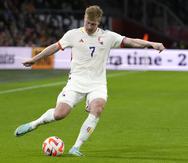 Kevin De Bruyne, de Bélgica, controla el balón durante un partido de la Liga de Naciones de Europa ante Holanda.