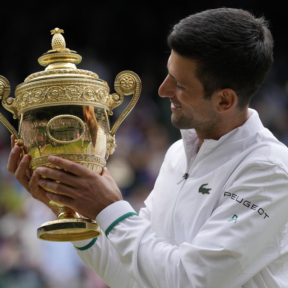 Novak Djokovic sostiene el trofeo durante la ceremonia de premiación.