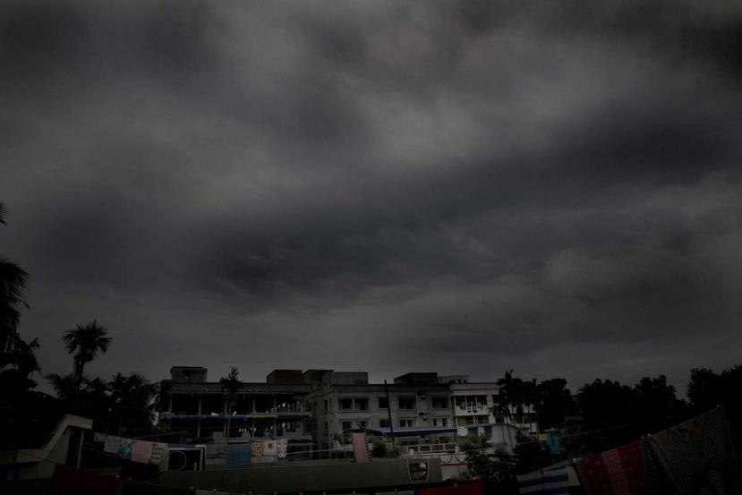 Las primeras bandas del sistema atmosférico han tornado los cielos negros en India. (EFE)