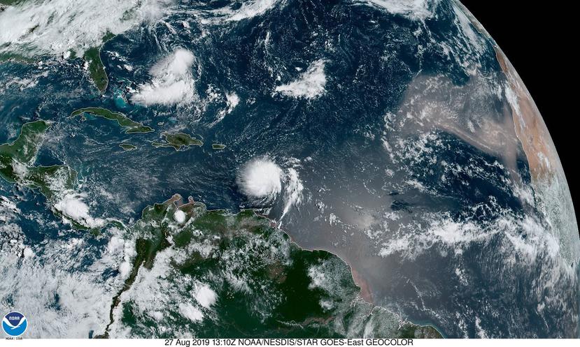 Se espera que el centro de Dorian se mueva a través de las Islas de Barlovento hacia el mar Caribe durante las próximas horas. (NOAA)