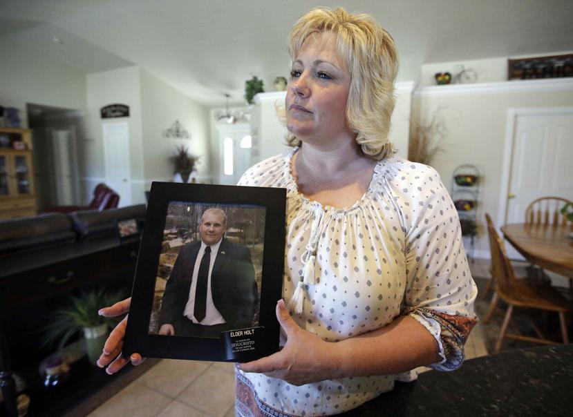 Fotografía de archivo del 13 de julio de 2016 de Laurie Holt mostrando una fotografía de su hijo Josh Holt en su casa en Riverton, Utah.