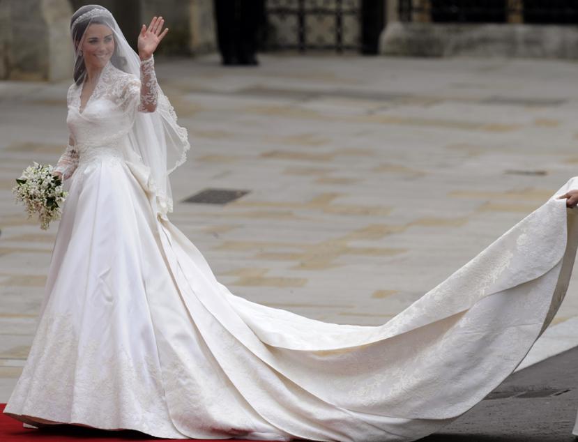 Sarah Burton diseñó el vestido de novia de encaje color marfil que Kate Middleton usó cuando se casó con el príncipe William en 2011.