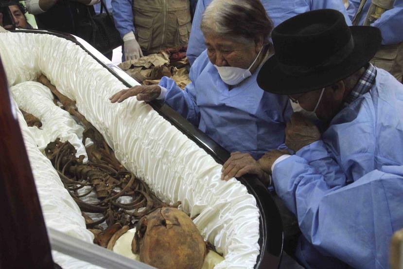 En esta imagen del 22 de agosto, Máximo Cueto, de 86 años, y su esposa Greforia Gastelú, de 88, observan los restos de su hijo Cesáreo Gastelú. (AP)