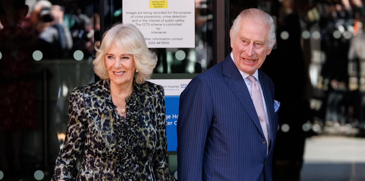 El rey Charles III y su esposa, Camila, visitan este martes un centro hospitalario y de investigación contra el cáncer en Londres.