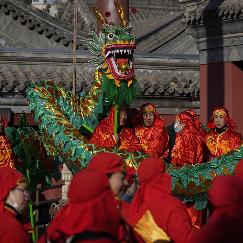 Danzantes esperan para actuar en el templo Dongyue en el primer día del Año Nuevo Lunar, en Beijing.
