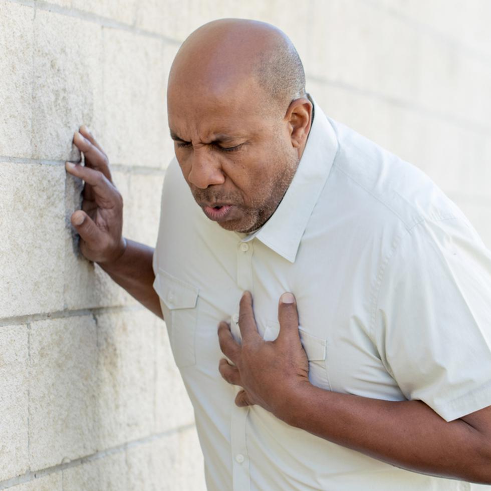 Aunque es cierto que muchos síntomas que son indicativos de un ataque al corazón pueden o parecen presentarse de manera súbita y agresiva, en muchos casos, la persona ha experimentado síntomas o signos que preceden a un ataque cardíaco horas, días y hasta semanas antes de sufrirlo.