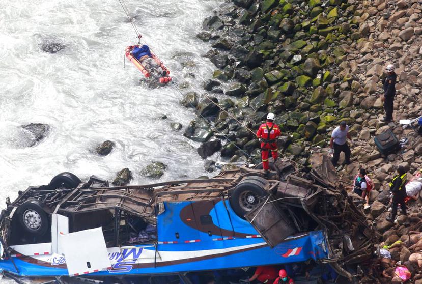 El pasado martes, 51 personas perdieron la vida al caer el autobús en el que viajaban al precipicio en la "Curva del Diablo", Perú  (AP).