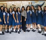Cristina M. Dávila, directora del Colegio Puertorriqueño de Niñas (CPN), junto a un grupo de estudiantes de cuarto año.