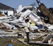 Bertelina Martínez, que vive cerca y su hijo vive al otro lado de la calle, mira por encima los destrozos después de que un tornado golpeara la zona el miércoles 23 de marzo de 2022 en Arabi, Luisiana.