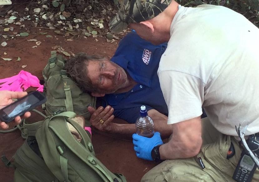 Rastreadores de la policía encontraron al exminero sentado bajo un árbol hoy por la mañana, a nueve millas de donde se había perdido. (AFP)