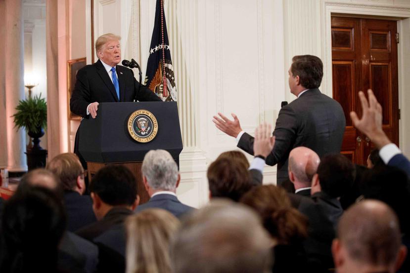 Donald Trump increpa a Jim Acosta, corresponsal de la CNN en la Casa Blanca, durante una rueda de prensa en la Casa Blanca. (EFE)
