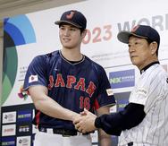 Shohei Ohtani (izquierda), de los Angels de Los Ángeles, fue presentado a principios de mes en Japón y será uno de varios jugadores de Grandes Ligas que integrarán la novena nipona en el Clásico Mundial de Béisbol en marzo.