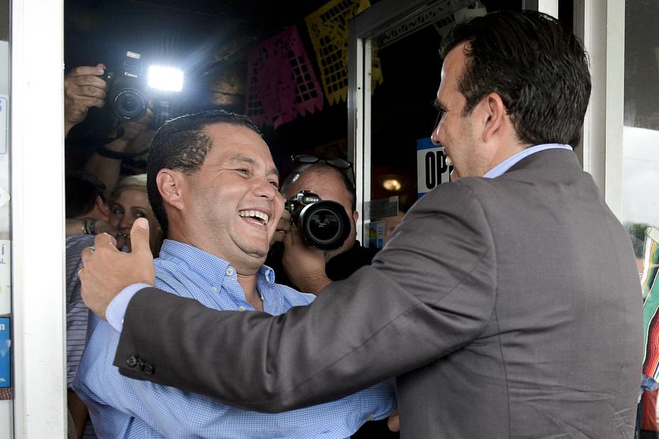 Pérez comenzó su carrera política como presidente de la Juventud del Partido Nuevo Progresista (PNP). En la foto saluda al exgobernador Ricardo Rosselló.