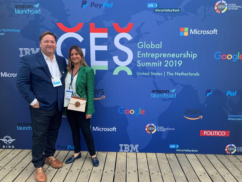 Desde la izquierda, los cofundadores de Genmoji,  Francisco Laboy y Vanessa Carballido, durante su visita a la Cumbre Global de Emprendimiento  2019, celebrada  en junio en  Holanda. (Suministrada)