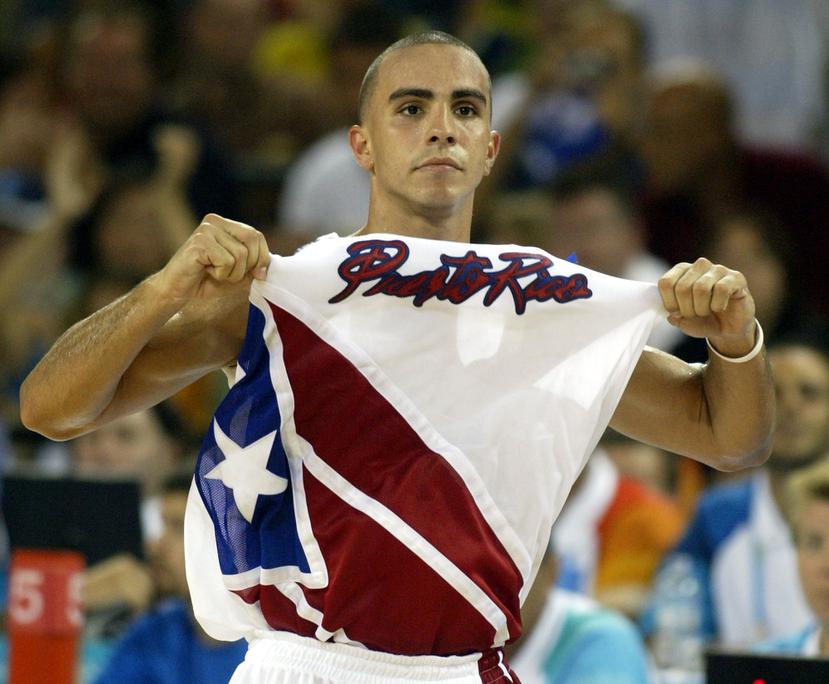 Carlos Arroyo celebra la impresionante victoria de Puerto Rico sobre Estados Unidos 92-73 en los Juegos Olímpicos de 2004 en Atenas.