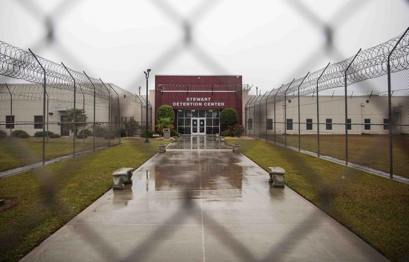 El Centro de Detención Stewart visto desde la cerca frontal en Lumpkin, Georgia. (AP)