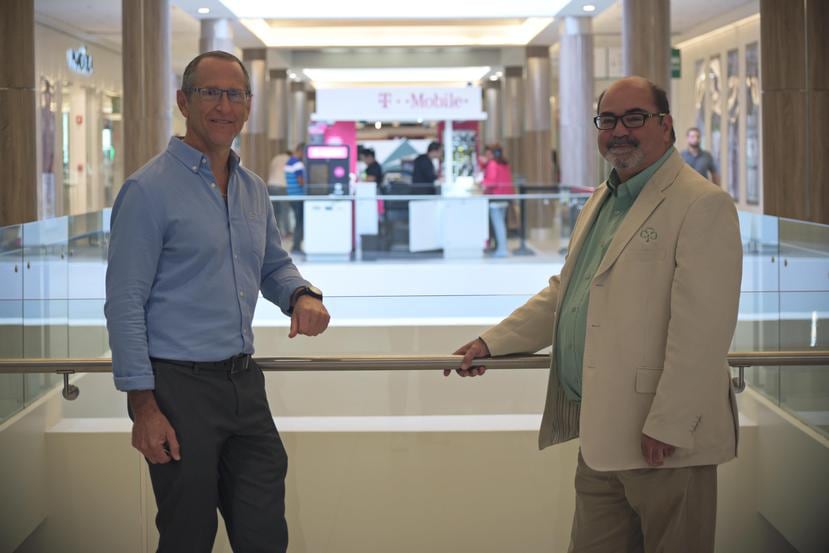 Desde la izquierda: los ejecutivos del “mall” Adolfo “Tito” González y Miguel González. El centro comercial tiene nueva iluminación LED, plafones y pisos renovados, entre otras renovaciones.