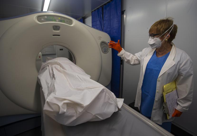 La doctora María Conte Miller mostró a El Nuevo Día la funcionalidad de la máquina de CT scan posmuerte.