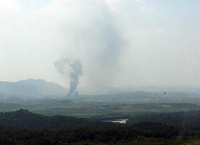 Una columna de humo en la localidad fronteriza norcoreana de Kaesong, vista desde Paju, Corea del Sur. (AP)