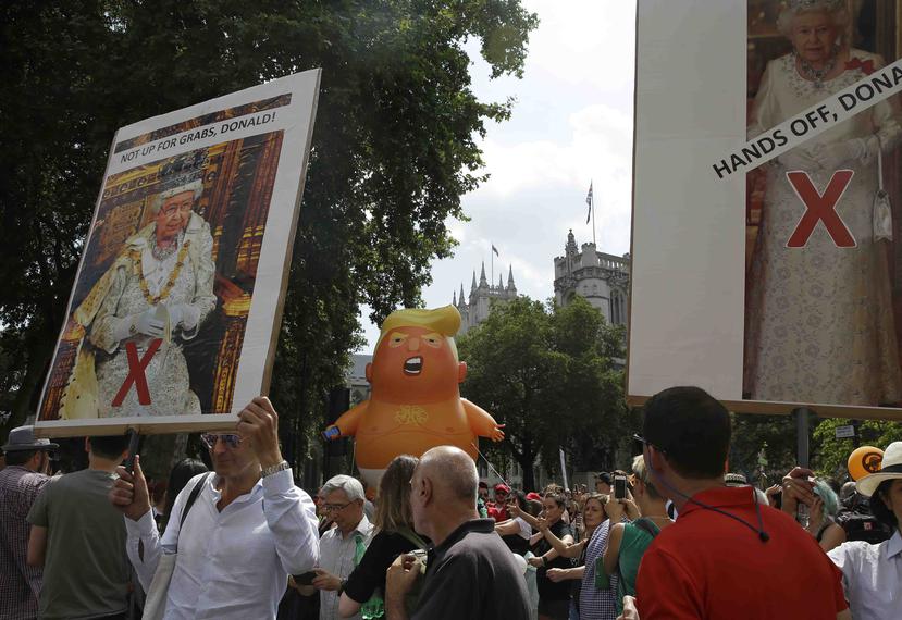 El globo de un niño en pañales, con un mechón de pelo y un teléfono celular para tuitear, presidió las manifestaciones. (AP)