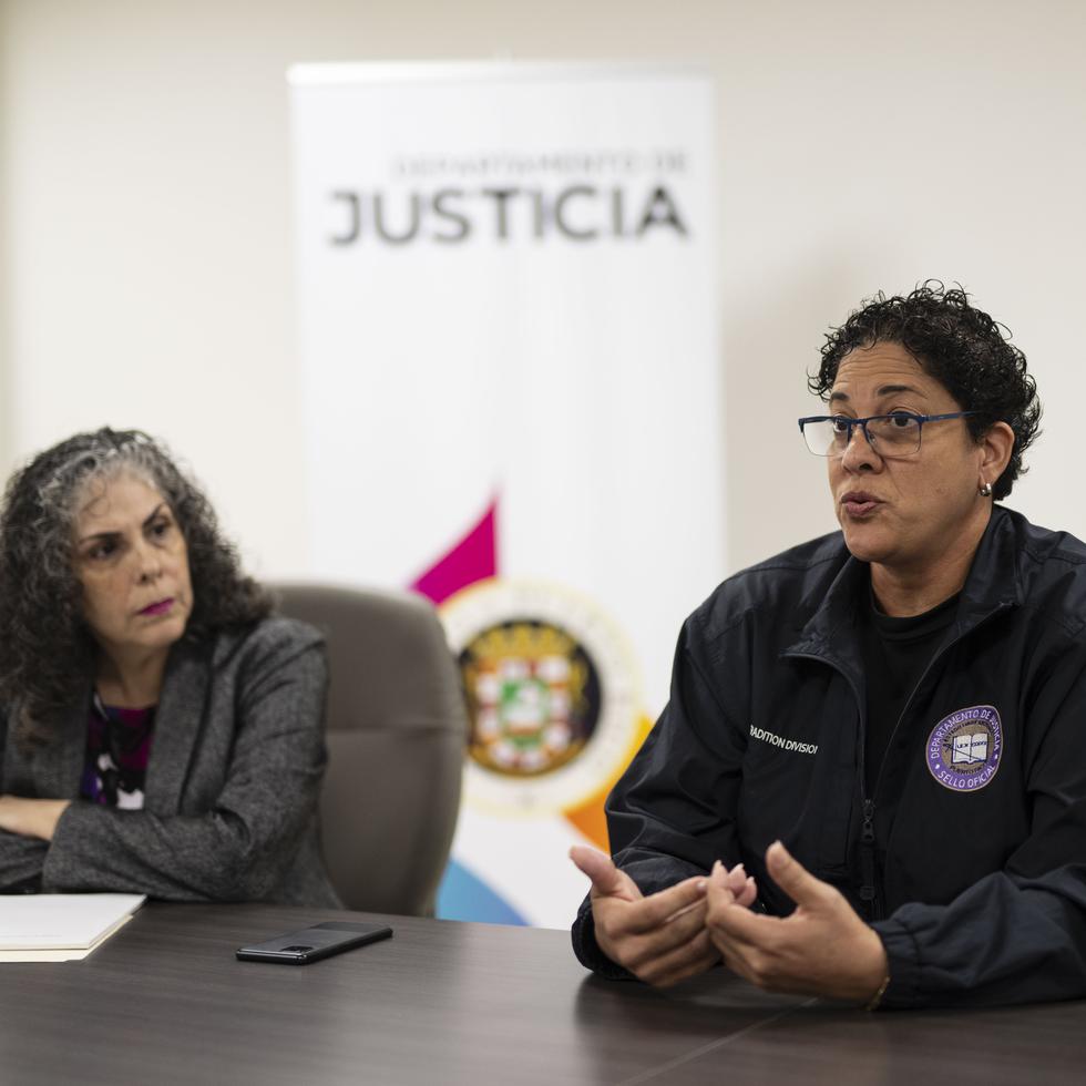 La fiscal auxiliar Minerva Ramos Guevara, directora de la División de Extradiciones, y la agente de investigación Olga Martínez Carrasquillo.