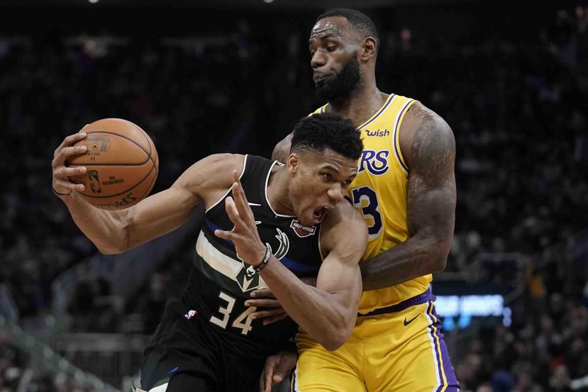 En la foto, Giannis Antetokounmpo frente a LeBron James durante un partido de temporada regular entre los Bucks y los Lakers en diciembre de 2019. (AP)