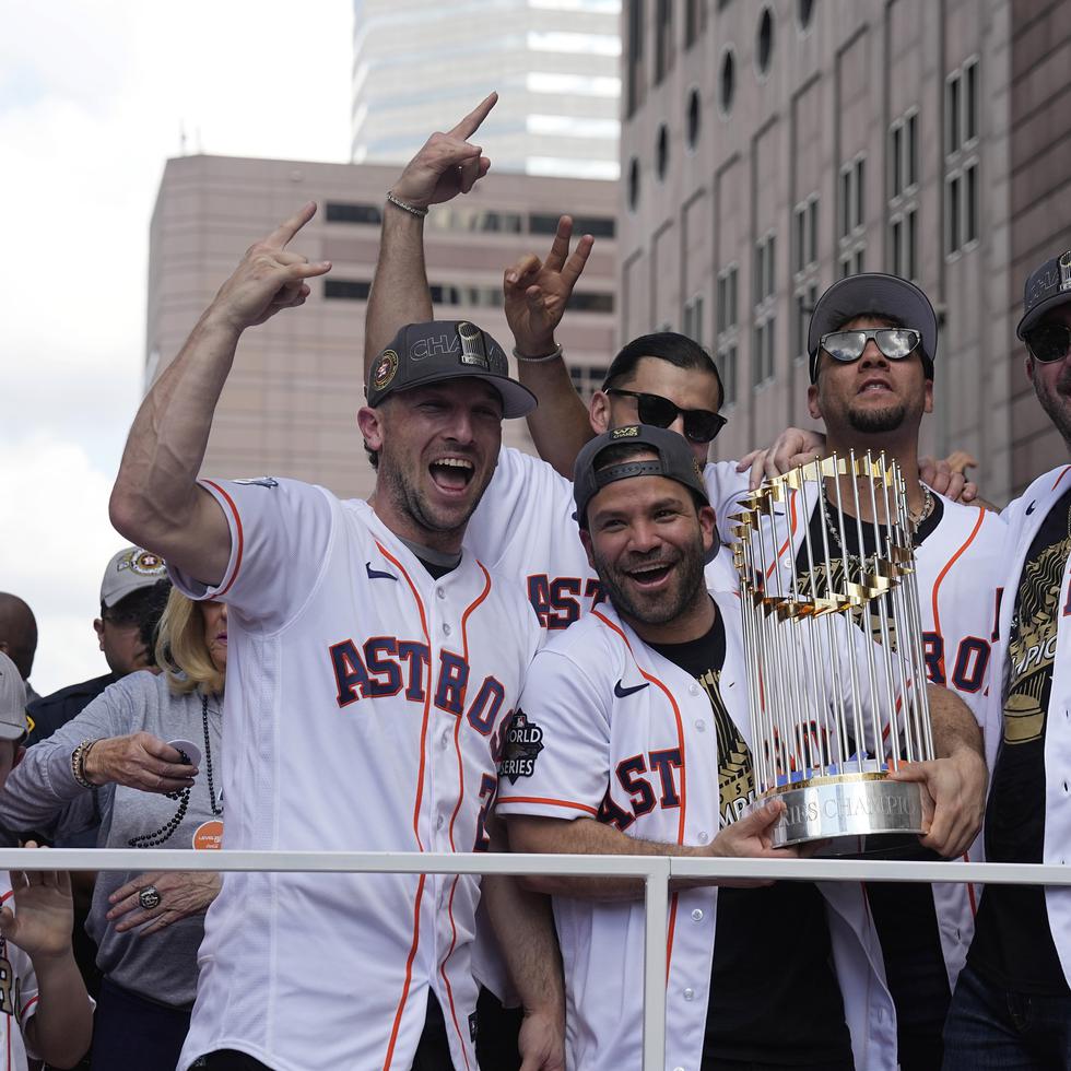 Integrantes de los Astros de Houston disfrutan de la parada que se celebró el lunes en la ciudad de Houston. En la foto, Alex  Bregman, José Altuve, Yuli Gurriel y Justin Verlander.