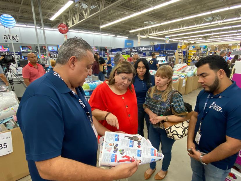 La titular de DACO, Carmen Salgado, atendiendo el flujo de clientes en un Wal-Mart de Toa Baja.