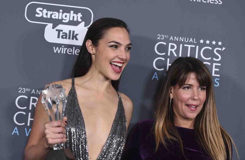 El éxito de taquilla de Wonder Woman,  dirigido por Patty Jenkins (derecha),  no recibió ni una sola nominación al Oscar. (AP)