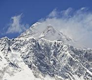 La oscilación de la cumbre más alta del mundo se debe a que la cordillera del Himalaya, en la que está enclavada, descansa sobre dos placas tectónicas. (AFP)
