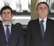 Esta foto muestra al presidente Jair Bolsonaro, derecha, y al ministro de Justicia Sergio Moro en una ceremonia militar en Brasilia. (AP)