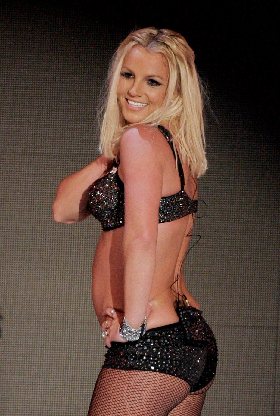 La cantante siguió trabajando, y en 2007 lanzó el álbum "Blackout", pero llegó su desastrosa presentación del tema "Gimme More" en los MTV Video Music Awards de 2007. Britney lució perdida, errática con una imagen muy distante a la que solía proyectar en sus presentaciones.