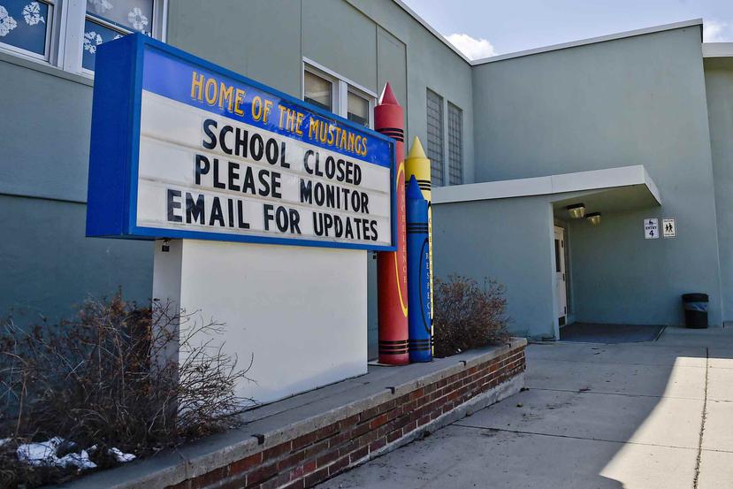 En esta fotografía del 16 de abril de 2020 se muestra un letrero que anuncia que la escuela primaria de Helena, Montana, está cerrada. (AP)