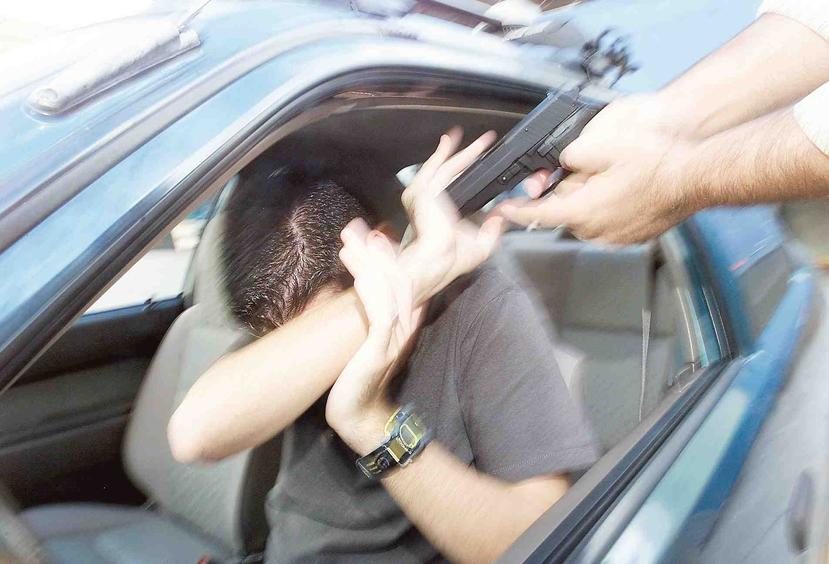 El taxista dijo que en medio del tapón, los ladrones lo agredieron en la cabeza y le llevaron su auto. (Archivo / GFR Media)