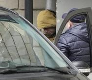 Foto de archivo del reportero de The Wall Street Journal Evan Gershkovich siendo trasladado por agentes, desde un tribunal a un autobús en Moscú, Rusia.