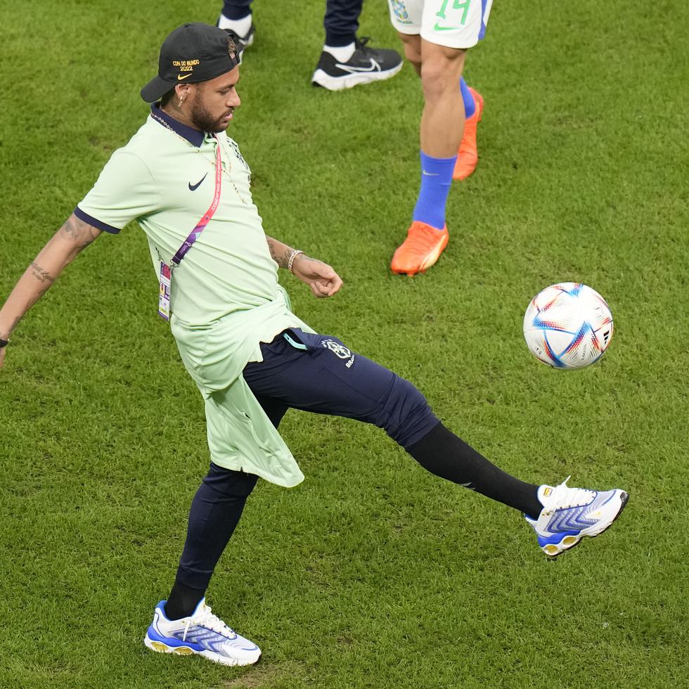 Neymar patea el balón previo al partido entre Brasil y Camerún el viernes.